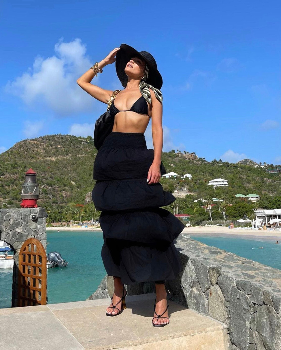 Có vẻ sẽ thiếu sót nếu không nhắc đến gam màu đen cổ điển, tone màu luôn được yêu thích và lựa chọn để mặc với bất kỳ loại trang phục nào.