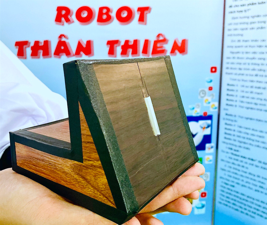 Cận cảnh “Rô bốt thân thiện” của Nguyễn Hồng Nhật Thiên. Ảnh: Mộc Trà