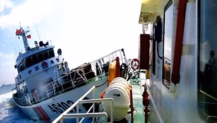  Tàu Kiểm ngư 951 của Việt Nam bị tàu kéo số hiệu 284, 285 và tàu hải tuần 11 của Trung Quốc vây ép, tì vào mạn trái.