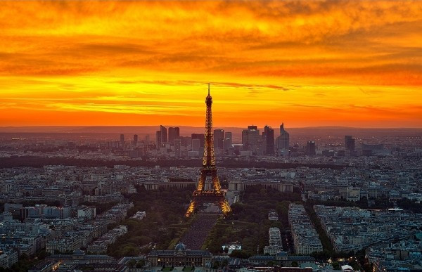 Nhấm nháp một ly cà phê thơm phức và ngắm mặt trời lặn dưới chân tháp Eiffel tại thủ đô Paris, Pháp được nhiều du khách xếp vào những điều thú vị nhất của cuộc sống. Nhấm nháp một ly cà phê thơm phức và ngắm mặt trời lặn dưới chân tháp Eiffel tại thủ đô Paris, Pháp được nhiều du khách xếp vào những điều thú vị nhất của cuộc sống.