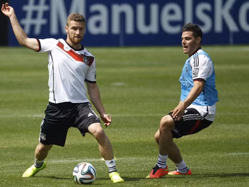 Mustafi (trái) được triệu tập bổ sung vào danh sách chính thức 23 tuyển thủ Đức dự World Cup 2014, thay Marco Reus.