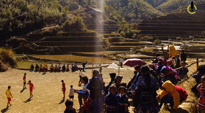 Các "khán đài" xung quanh sân bóng-ruộng bậc thang, nơi già trẻ, trai gái, trẻ em người H'Mông háo hức theo dõi cuộc tranh tài bên thửa ruộng dưới. Các