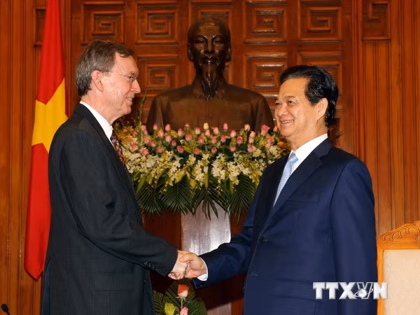 Thủ tướng Nguyễn Tấn Dũng và Đại sứ Đặc mệnh toàn quyền Vương quốc Na Uy tại Việt Nam Stale Torstein Risa.