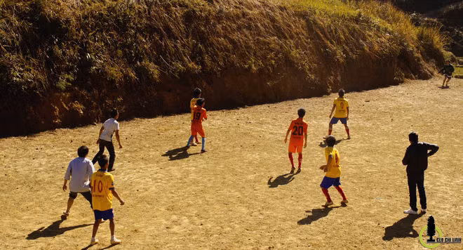 Trận đấu bắt đầu. Không còn những trang phục H'Mông truyền thống, những chàng trai vùng cao giờ đã hóa thân thành những "Messi", "Ronaldo" của núi rừng Tây Bắc. Trận đấu bắt đầu. Không còn những trang phục H'Mông truyền thống, những chàng trai vùng cao giờ đã hóa thân thành những