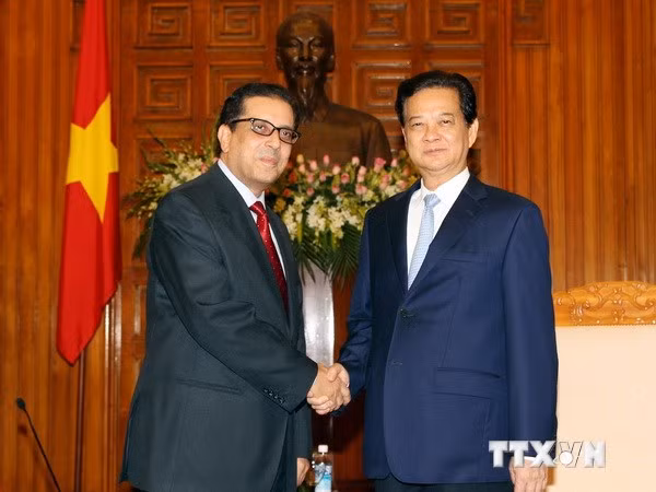 Thủ tướng Nguyễn Tấn Dũng và Đại sứ Đặc mệnh toàn quyền Salah A.H. Sarhan.
