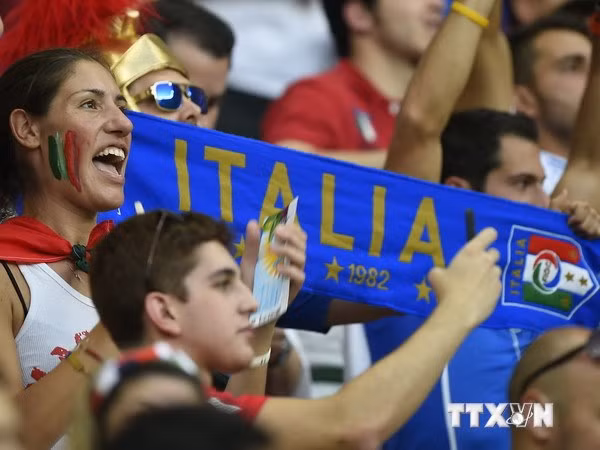 Các cổ động viên đội tuyển Italy trước trận đấu với đội tuyển Anh diễn ra trên sân Amazonia Arena tại Manaus, Brazil, ngày14-6.