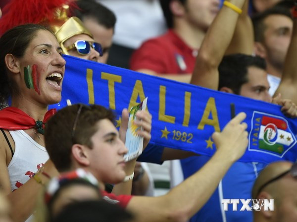  Các cổ động viên đội tuyển Italy trước trận đấu với đội tuyển Anh diễn ra trên sân Amazonia Arena tại Manaus, Brazil, ngày14-6.