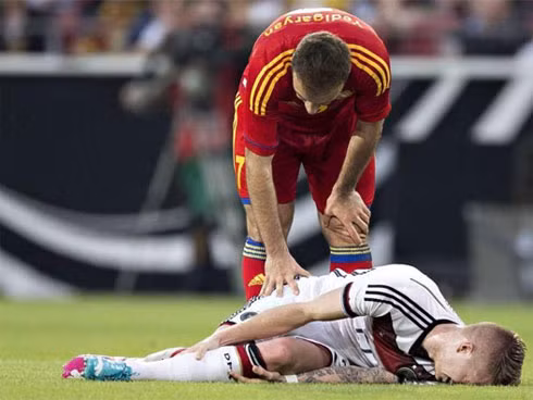  Reus (áo trắng) là ngôi sao mới nhất của tuyển Đức bị loại khỏi vòng chiến đấu tại World Cup 2014. Ba trường hợp trước đó là Gundogan, Lars Bender và Schmelzer.