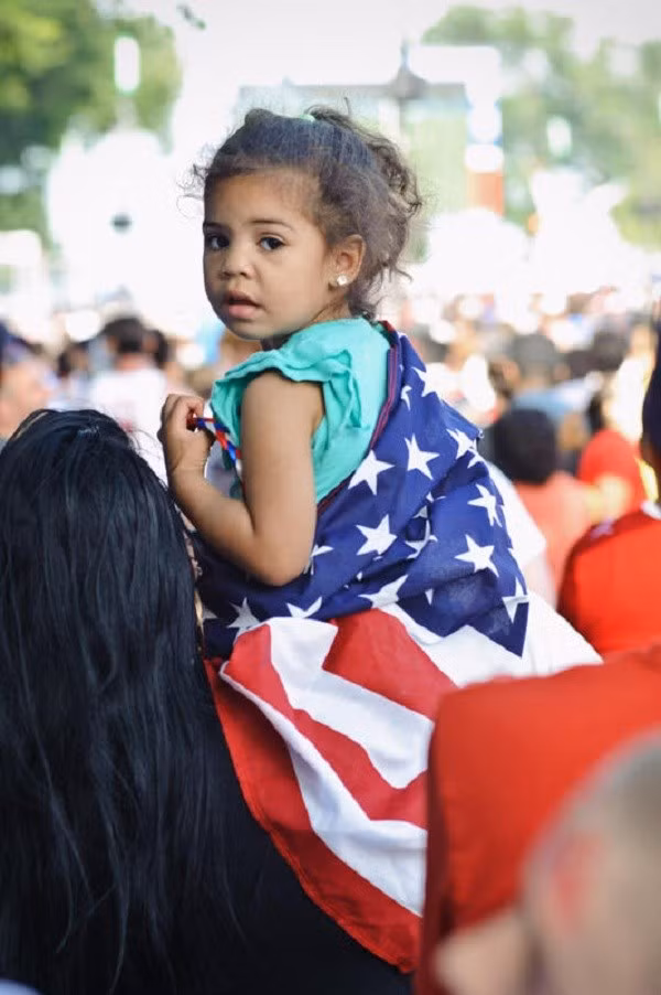  Bé gái khoác lên mình quốc kỳ Mỹ