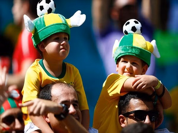 Hai cậu bé sinh đôi cổ vũ cho Brazil
