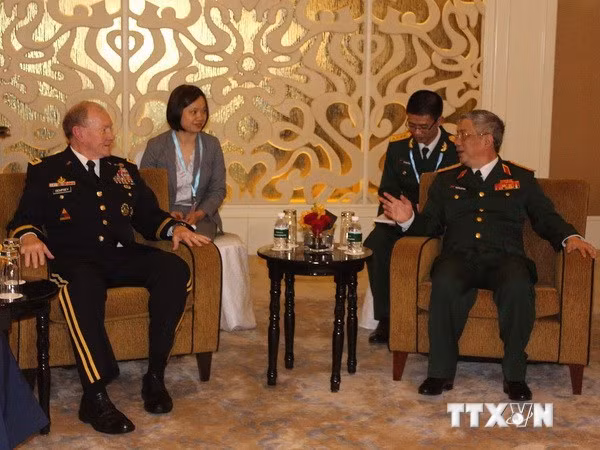  Thứ trưởng Bộ Quốc phòng Nguyễn Chí Vịnh tiếp Chủ tịch Hội đồng Tham mưu liên quân Mỹ Martin Dempsey tại Đối thoại Shangri La.