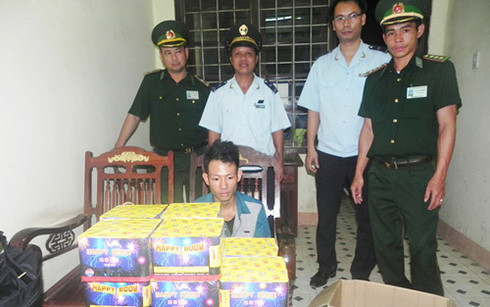  Đối tượng và tang vật bị bắt giữ.