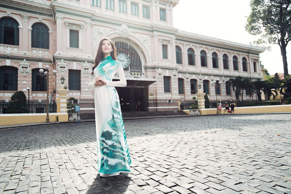 Hoa hậu Đặng Thu Thảo vừa thực hiện bộ ảnh "Ước vọng hòa bình". Cô mặc áo dài lụa trắng nền nã với họa tiết sóng biển và chim bồ câu. Toàn bộ họa tiết đều được vẽ 3D bằng tay trông rất sống động. Hoa hậu Đặng Thu Thảo vừa thực hiện bộ ảnh