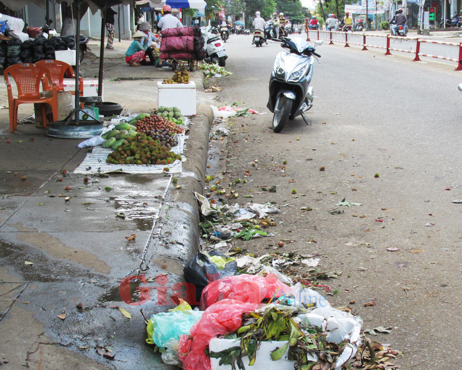 Nhiều hộ buôn bán ở vỉa hè thường vô tư xả rác ra lòng lề đường. Ảnh: Phan Lài Nhiều hộ buôn bán ở vỉa hè thường vô tư xả rác ra lòng lề đường. Ảnh: Phan Lài