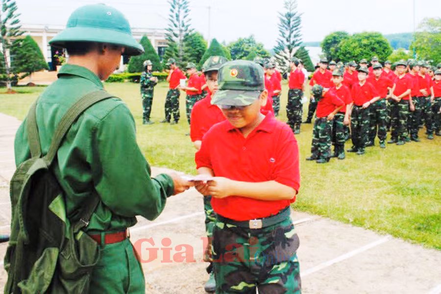 Háo hức với lễ “tiễn thư” về cho gia đình. Ảnh: Nguyễn Giang