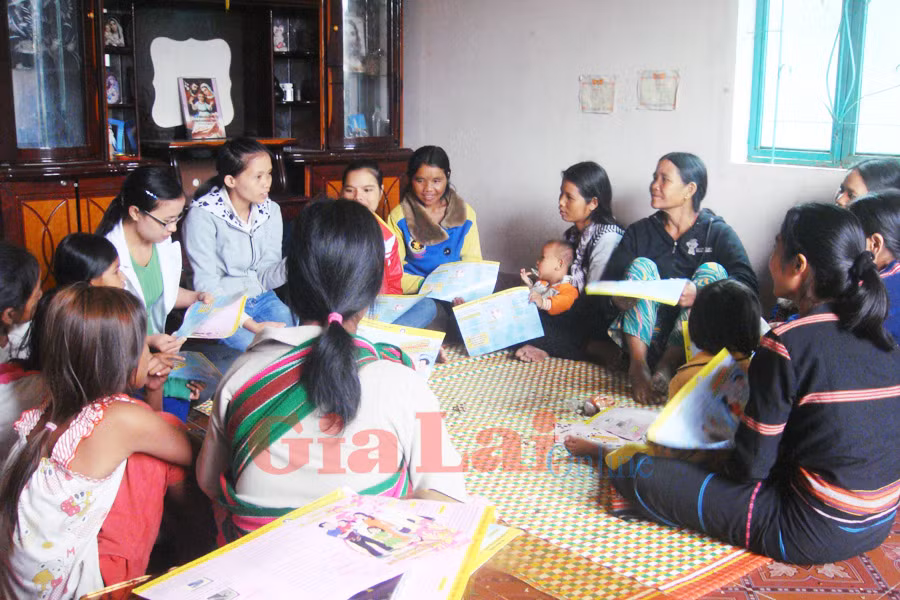Tuyên truyền chị em thực hiện chính sách dân số-KHHGĐ. Ảnh: Đinh Yến