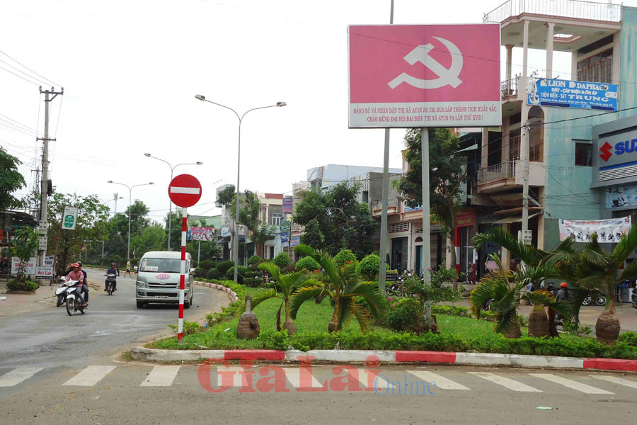 Ngã ba vào thị xã Ayun Pa. Ảnh: Lê Văn Nhung Ngã ba vào thị xã Ayun Pa. Ảnh: Lê Văn Nhung