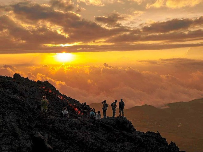 Ở Guatemala, bạn có thể đi bộ lên đỉnh núi và chiêm ngưỡng các núi lửa như Fuego, Agua, Pacaya và Acatenango. Ngoài ra nơi đây còn là điểm ngắm hoàng hôn ngoạn mục, ánh nắng phản chiếu nhiều màu sắc tạo nên một khung cảnh như trốn thần tiên. Ở Guatemala, bạn có thể đi bộ lên đỉnh núi và chiêm ngưỡng các núi lửa như Fuego, Agua, Pacaya và Acatenango. Ngoài ra nơi đây còn là điểm ngắm hoàng hôn ngoạn mục, ánh nắng phản chiếu nhiều màu sắc tạo nên một khung cảnh như trốn thần tiên.