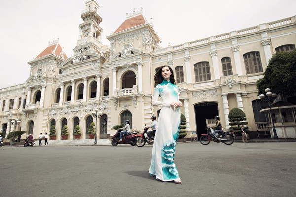 Hoa hậu Việt Nam 2012 Đặng Thu Thảo đã có buổi chụp ảnh rất sớm cùng ê kíp. Họ lang thang qua các địa điểm nổi tiếng của Sài Gòn như: bưu điện thành phố, dinh Thống Nhất, Ủy ban Nhân dân thành phố... để ghi lại những hình ảnh đẹp. Hoa hậu Việt Nam 2012 Đặng Thu Thảo đã có buổi chụp ảnh rất sớm cùng ê kíp. Họ lang thang qua các địa điểm nổi tiếng của Sài Gòn như: bưu điện thành phố, dinh Thống Nhất, Ủy ban Nhân dân thành phố... để ghi lại những hình ảnh đẹp.