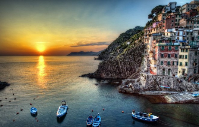 Cinque Terre của Italy không chỉ thu hút du khách bởi những ngôi nhà rực rỡ sắc màu mà còn sở hữu điểm ngắm hoàng hôn thơ mộng. Bạn có thể thưởng thức cảnh này khi ngồi trên sân thượng của một quán bar hay trên một chiếc thuyền nhỏ và lắng nghe những câu chuyện kiếm sống thường ngày của ngư dân. Cinque Terre của Italy không chỉ thu hút du khách bởi những ngôi nhà rực rỡ sắc màu mà còn sở hữu điểm ngắm hoàng hôn thơ mộng. Bạn có thể thưởng thức cảnh này khi ngồi trên sân thượng của một quán bar hay trên một chiếc thuyền nhỏ và lắng nghe những câu chuyện kiếm sống thường ngày của ngư dân.