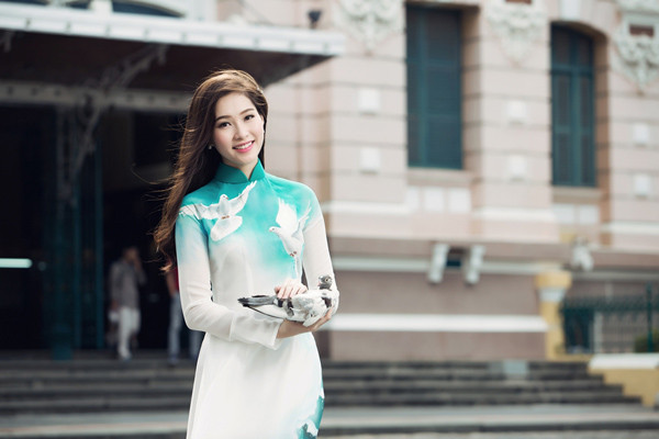 Thuận Việt chia sẻ, anh không chỉ thiết kế những bộ áo dài để giới thiệu văn hóa Việt tới quan khách Bỉ cũng như kiều bào, còn phải thể hiện được ước vọng hòa bình và khát khao bảo vệ chủ quyền lãnh thổ biển đảo Việt Nam. Thuận Việt chia sẻ, anh không chỉ thiết kế những bộ áo dài để giới thiệu văn hóa Việt tới quan khách Bỉ cũng như kiều bào, còn phải thể hiện được ước vọng hòa bình và khát khao bảo vệ chủ quyền lãnh thổ biển đảo Việt Nam.