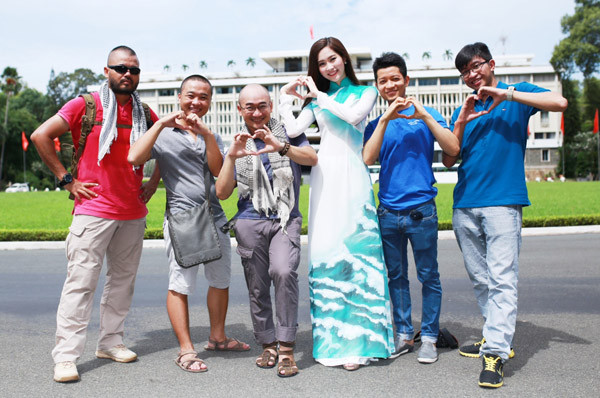 Bộ ảnh do đạo diễn hình ảnh Vô Thường thực hiện, với sự hỗ trợ của chuyên gia trang điểm Minh Lộc. Trang phục của nhà thiết kế Thuận Việt. Bộ ảnh do đạo diễn hình ảnh Vô Thường thực hiện, với sự hỗ trợ của chuyên gia trang điểm Minh Lộc. Trang phục của nhà thiết kế Thuận Việt.