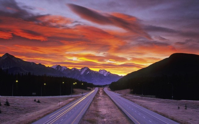 Vườn quốc gia Banff là vườn quốc gia lâu đời nhất Canada. Còn gì thú vị hơn khi đi dạo cùng bạn bè trong buổi xế chiều và ngắm ánh hoàng hôn tuyệt đẹp ở nơi đây. Vườn quốc gia Banff là vườn quốc gia lâu đời nhất Canada. Còn gì thú vị hơn khi đi dạo cùng bạn bè trong buổi xế chiều và ngắm ánh hoàng hôn tuyệt đẹp ở nơi đây.