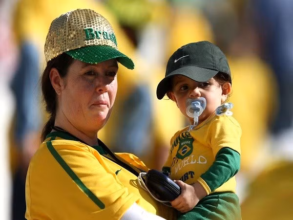 Cổ động viên nhí của Brazil vẫn còn ngậm ti khi đến sân