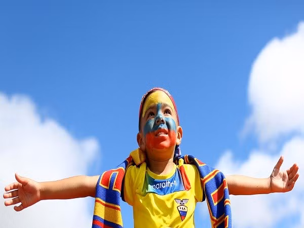 Cổ động viên nhí bay cao cùng tuyển Colombia