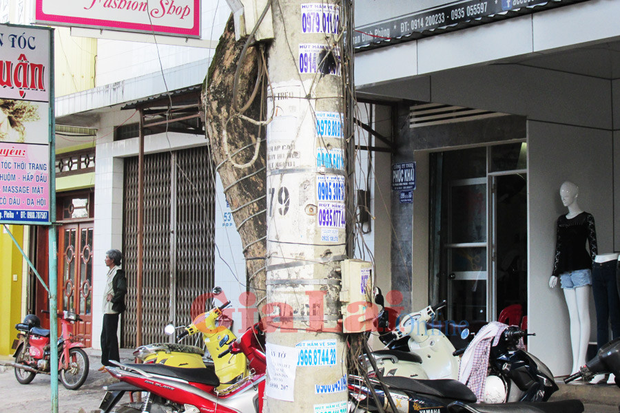 Rác quảng cáo dán đầy ở các cột điện. Ảnh: Phan Lài Rác quảng cáo dán đầy ở các cột điện. Ảnh: Phan Lài