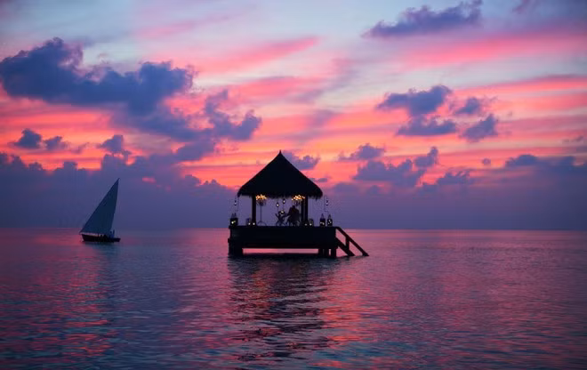 Thiên đường nơi trần giới Maldives không chỉ là nơi sở hữu những bãi tắm, những dịch vụ du lịch tốt nhất thế giới, nơi đây còn là điểm đến lý tưởng để ngắm mặt trời lặn.