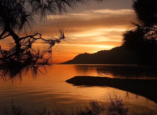 Bãi biển Saplunara nằm trên đảo Mljet, Croatia sở hữu thiên nhiên tươi đẹp và hùng vĩ. Nơi đây là một trong những điểm ngắm hoàng hôn tuyệt đẹp trên thế giới.