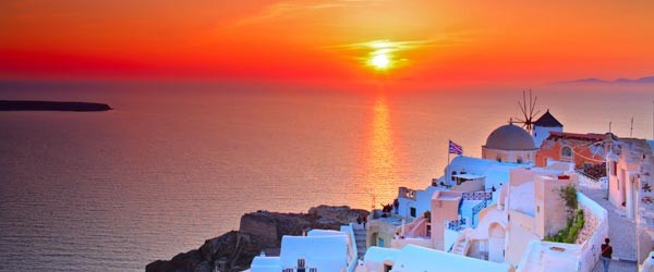 Santorini là một trong những điểm đến tuyệt đẹp của Hy Lạp, được mệnh danh là hòn đảo bước ra từ huyền thoại. Màu trắng tinh khôi của những tòa nhà, màu xanh trong vắt của biển và màu vàng suộm của ánh hoàng hôn đã khiến nhiều du khách say đắm khi tới đây. Santorini là một trong những điểm đến tuyệt đẹp của Hy Lạp, được mệnh danh là hòn đảo bước ra từ huyền thoại. Màu trắng tinh khôi của những tòa nhà, màu xanh trong vắt của biển và màu vàng suộm của ánh hoàng hôn đã khiến nhiều du khách say đắm khi tới đây.