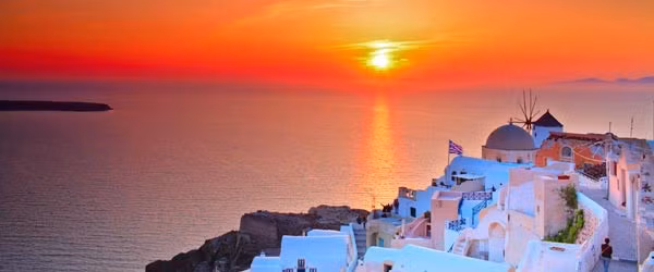 Santorini là một trong những điểm đến tuyệt đẹp của Hy Lạp, được mệnh danh là hòn đảo bước ra từ huyền thoại. Màu trắng tinh khôi của những tòa nhà, màu xanh trong vắt của biển và màu vàng suộm của ánh hoàng hôn đã khiến nhiều du khách say đắm khi tới đây.