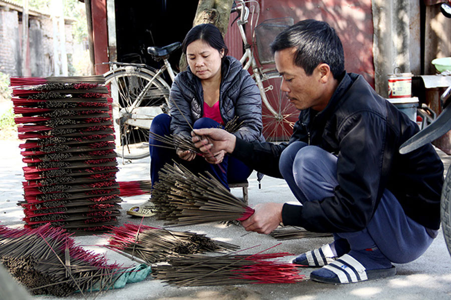 Sau khi hương được phơi khô lại một lần nữa được các thợ làm đếm bằng tay cẩn thận để bắt đầu đóng gói.