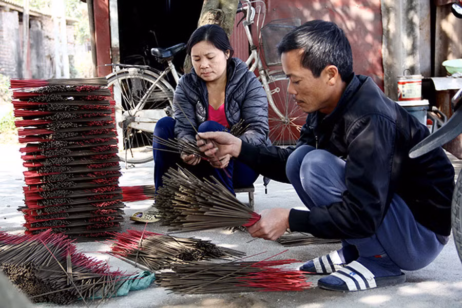 Sau khi hương được phơi khô lại một lần nữa được các thợ làm đếm bằng tay cẩn thận để bắt đầu đóng gói.