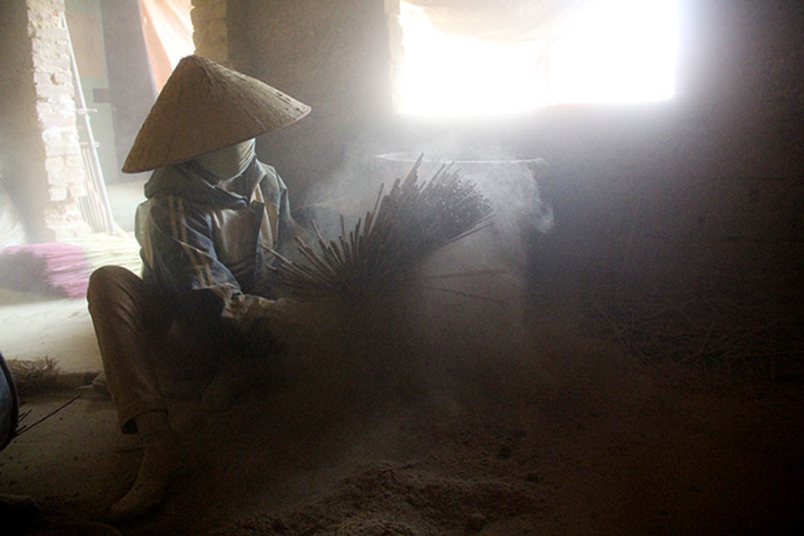 Là bột và hương là công đoạn đòi hỏi sự khéo léo và công phu của người thợ.