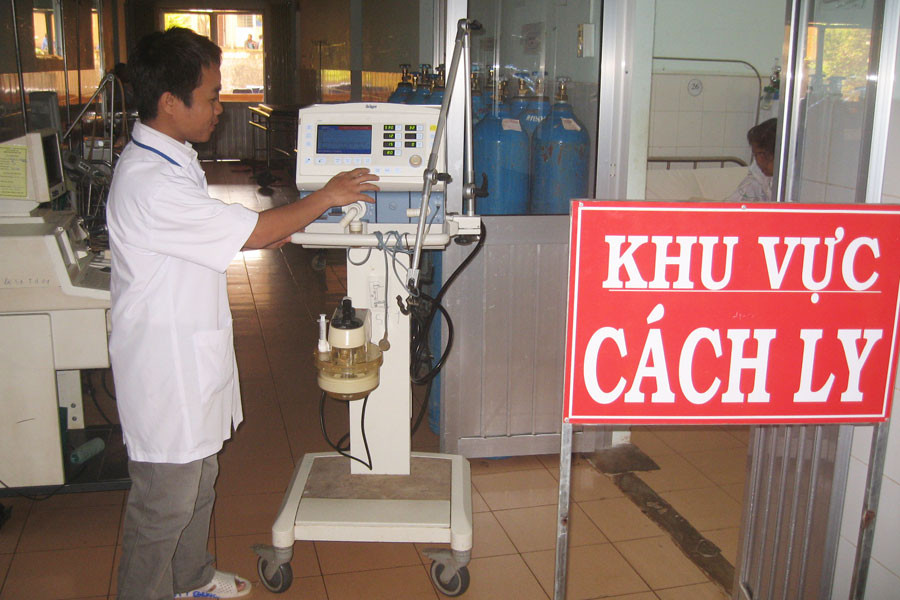 Kiểm tra trang-thiết bị hỗ trợ cấp cứu phòng-chống dịch tại Bệnh viện Đa khoa tỉnh. Ảnh: Đức Phương Khoa bệnh Nhiệt đới (Bệnh viện Đa khoa tỉnh) chuẩn bị 20 giường bệnh tại khu vực cách ly sẵn sàng ứng phó với dịch cúm. Ảnh: Đức Phương