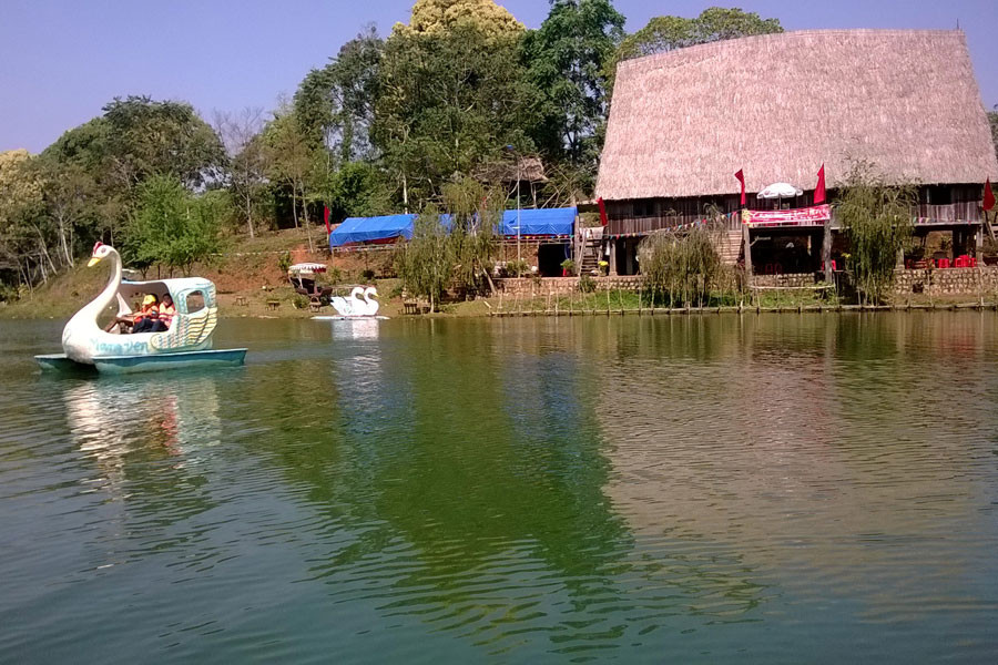 Hồ Đak Ke, nơi vui chơi giải trí của du khách mỗi lần đến Măng Đen. Ảnh: Hoài Trần Hồ Đak Ke, nơi vui chơi giải trí của du khách mỗi lần đến Măng Đen. Ảnh: Hoài Trần