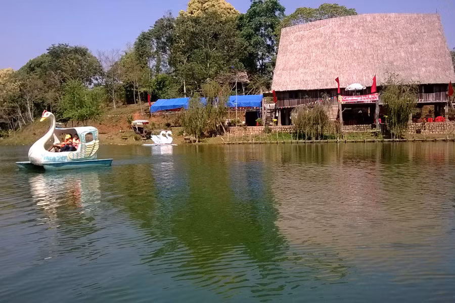 Hồ Đak Ke, nơi vui chơi giải trí của du khách mỗi lần đến Măng Đen. Ảnh: Hoài Trần