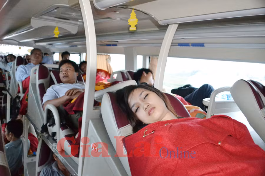  Hành khách ngủ nghỉ thoải mái trên xe khách giường nằm Thuận Ý. Ảnh: Hoàng Cư