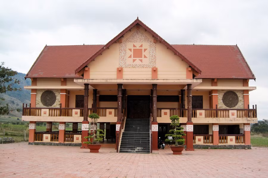 Nhà lưu niệm Anh hùng Núp khang trang ở đầu làng. Ảnh: Hồng Thi 9-Hàng năm có nhiều lượt khách ghé nhà lưu niệm tham quan. Ảnh: Hồng Thi