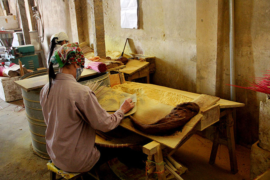 Công đoạn dính là bột hương vào tăm hương đều làm bằng thủ công.