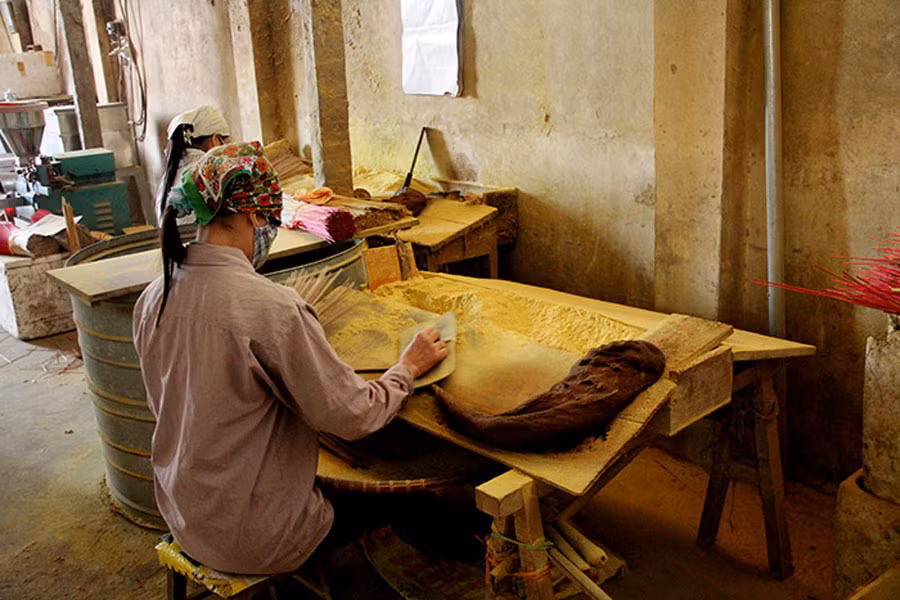 Công đoạn dính là bột hương vào tăm hương đều làm bằng thủ công.