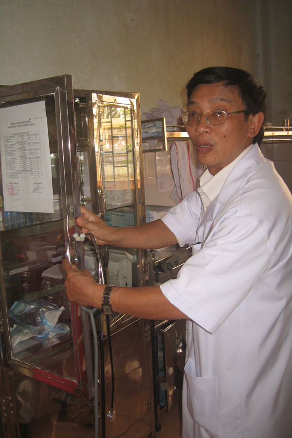 Tủ thuốc phòng chống dịch cúm tại bệnh viện tỉnh được bổ sung thêm cơ số thuốc chống dịch cúm. Ảnh: Đức Phương Kiểm tra trang-thiết bị hỗ trợ cấp cứu phòng-chống dịch tại Bệnh viện Đa khoa tỉnh. Ảnh: Đức Phương