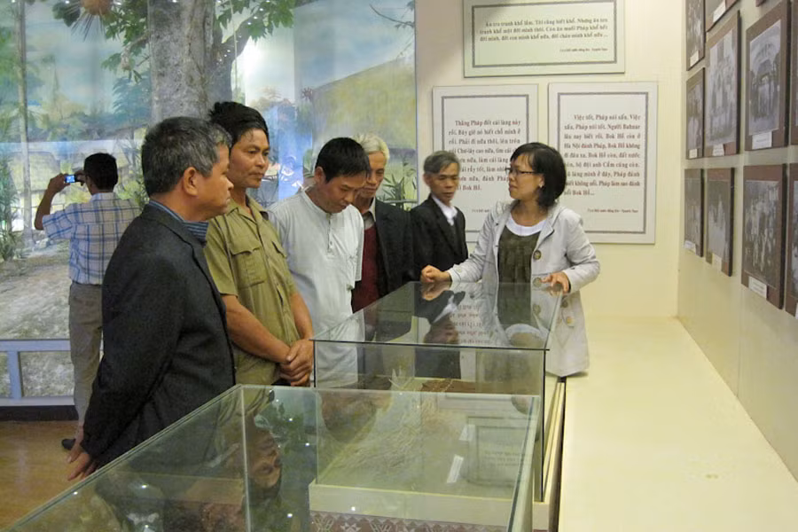 Hàng năm có nhiều lượt khách ghé nhà lưu niệm tham quan. Ảnh: Hồng Thi