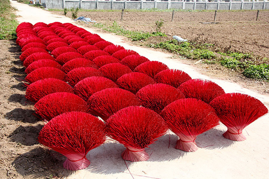 Lõi tăm hương được phơi sấy khô hong, đây là khâu khá quan trọng để hương bảo quản khô ráo được lâu.