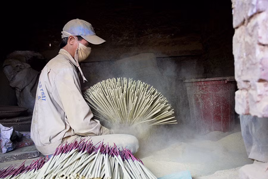 Công đoạn nén hương là công đoạn vất vả nhất bởi nó bụi bặm và đòi hỏi phải đều tay thì bột hương mới không bị bong ra khi đóng gói.