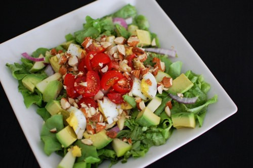 Dùng salad để cung cấp nước cho cơ thể.