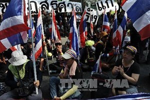  Người biểu tình chống chính phủ tuần hành bên ngoài trụ sở Cảnh sát quốc gia tại Bangkok ngày 26-2.